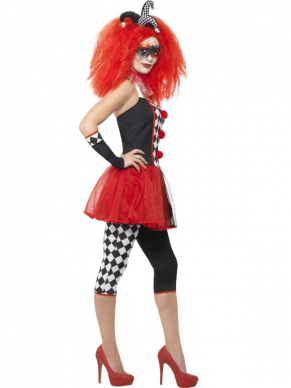 Dit Gekke Twisted Harlekiijn Clown Dames Verkleedkleding is heel veelzijdig. Met vrolijke, gekke make-up schink is het een leuk gek kostuum maar je kan er met onze horror schmink ook een horror twisted harlekijn van maken met veel bloed en nepwonden. Inbegrepen is de jurk met tutu rok, legging, handschoenen, kraag en haarband met typerend hoedje. Compleet verkleedkostuum voor halloween, carnaval en themafeesten. De pruik verkopen we los in onze winkel. 