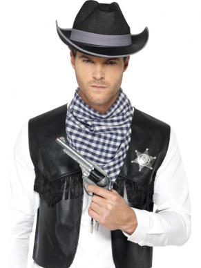 Geweldige Western Wild West Verkleedset 4-delig. Inbegrepen is de leather look gillet, zwarte cowboy hoed, bijpassende sjaal en de badge. Draag een spijkerbroek en een wit shirt en u bent helemaal klaar. Leuk voor een Wild West Themafeest, 