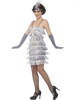 Leuk compleet verkleedkostuum voor een 1920's charlston ganster themafeest: Zilveren Flapper Charlston Verkleedkleding 3-delig. Inbegrepen is de korte zilveren flapper jurk met franjes, de zilveren handschoenen en de haarband  met glitters en een veer. Maak je look compleet met een boa, netpanty en parelketting. Deze jurk is ook verkrijgbaar in andere kleuren. Leuke betaalbare verkleedkleding voor Carnaval, themafeesten, charlston flapper feest.