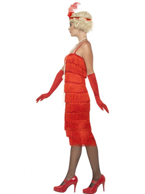Compleet kostuum voor je 1920's Charlston Flapper feest: Rode halflange flapper jurk met franjes, haarband met glitters en veer en de rode handschoenen. Maak je look compleet met een boa, netpanty en parelketting. Deze jurk is ook verkrijgbaar in andere kleuren. Leuke betaalbare verkleedkleding voor Carnaval, themafeesten, charlston flapper feest.