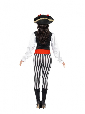  Pirate Lady Kostuum, bestaande uit een top, broek met bootcovers tot vast, een kraag en een riem.