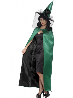 Een groen/zwarte omkeerbare heksen cape. Mooi te combineren met onze standaard heksenhoed.