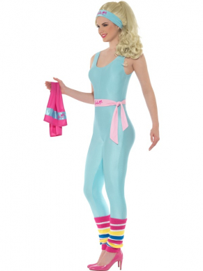 Doe eens gek en kies voor dit te gekke Barbie Kostuum. Dit kostuum bestaat uit een blauwe jumpsuit, een riem een hoofdband een bijpassende handdoek, pruik en beenwarmers. Kortom met dit kostuum ben je in één klap klaar.