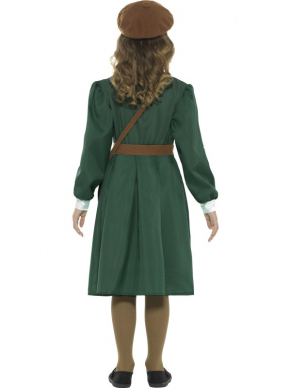 WW2 Evacuee Meiden Kostuum. Dit kostuum bestaat uit een groen jurkje met hoed, tas en naamplaatje.Leuk voor Carnaval of een Musical.Te combineren met het WW2 Evacuee Jongens Kostuum.