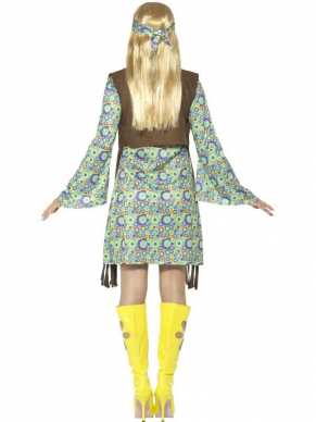 Terug in de tijd van de Hippies  met dit geweldige 1960's Hippie Chick Kostuum, bestaande uit de Multi-Gekleurde Jurk met gilet, medaillion en hoofdband. Maak de look compleet met bijpassende accessoires zoals een pruik, bril en gogo boots.