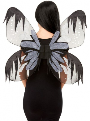Dark Botanicals Moth Wings, 65cm, makkelijk te combineren op een zwart jurkje.en af te maken met een pruik, zwarte lippenstift, hold-ups, panty, wimpers en handschoenen en je bent klaar voor jouw feestje. Al deze accessoires zijn hieronder geïntegreerd.