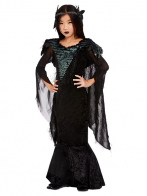  Deluxe Raafprinses Kinderkostuum. Dit kostuum bestaat uit de zwarte lange jurk met cape en hoofdtooi. Met dit kostuum ben je in 1 keer klaar voor jouw Halloweenfeest. Dit kostuum hebben wij ook voor jongens.