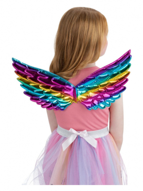 Hoe leuk zijn deze Metallic Rainbow Eenhoornvleugels! Maak jouw Unicorn look helemaal compleet met deze leuke vleugels.