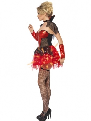 Met LED lichtjes! Fever Sexy Vampier  Kostuum met Glitters en Lichtjes (die aan en uit kunnen). De sexy strapless jurk is inbegrepen (incl afneembare doorzichtige bandjes) en de cape met opstaande kraag en handschoenen. Prachtige kostuum. 