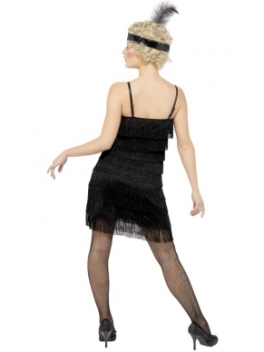 Zwarte Fringe Flapper Verkleedkleding. Inbegrepen is de mooie zwarte jurk met franjses , de haarband met veer en een kousenband. We verkopen nog veel meer mooie 1920's verkleedkleding en accessoires.