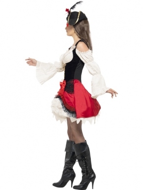 Glamour Dames Piratenkostuum in de kleuren zwart, rood en wit. De zwarte piratenhoed is voorzien van een pluim en mooie rode staking die ook op het kostuum terug te vinden is.