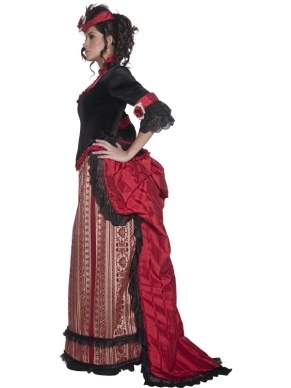 Authentieke Western Cowgirl Sweetheart Kostuum. Het zwart met rode kostuum heeft een chique uitstraling waar de cowboy's wel eens door afgeleid worden. De rozen, het passende motief op de jurk en de inbegrepen hoed maken het kostuum compleet.