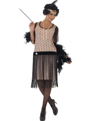 1920's Coco Flapper Kostuum. De mooie jurk met speld, cigarette houder, parel ketting en hoofdstuk met veer maken het kostuum compleet.