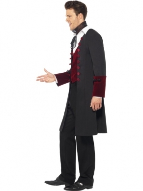 Fever Gothic Vampire Vampieren Kostuum Heren Halloween Kostuum. Inbegrepen zijn de zwarte jas, de spencer en de cravate. Draag het met een zwarte broek en je outfit is compleet. Wij verkopen vampieren schmink en tanden los. 