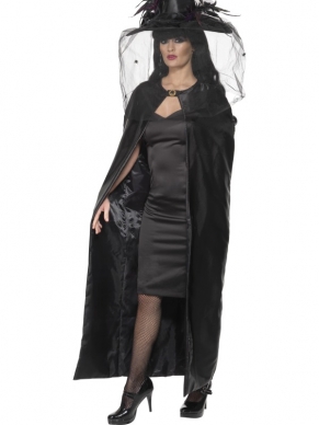 Luxe Heksen Cape Halloween Verkleedkleding. Mooie zwarte cape met mooie sluiting. Combineer de cape met onze bijpassende hoed om de look compleet te maken.