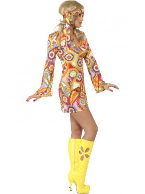 Gekleurd 1960's Hippie Dames Kostuum. Inbegrepen is de felbegeerde hippiejurk met uitlopende mouwen en de gebruikelijke haarband. Leuk voor Carnaval, hippiefeesten, 60's & 70's en themafeesten. Wij verkopen nog veel meer 70's flower power hippie verkleedkleding voor hem en haar. 