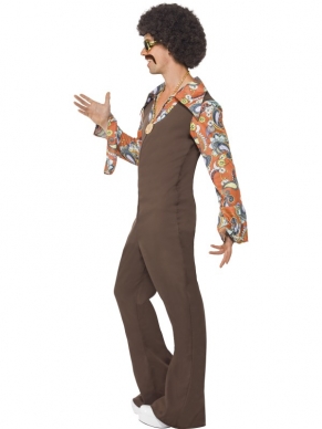 Groovy Boogie Heren Verkleedkostuum met bruin Jumpsuit met shirt met diverse kleuren en figuurtjes (shirt zit aan de jumpsuit vast) Geweldig kostuum voor een sixties of seventies hippie themafeest. De accessoires verkopen we los met hoge kortingen. 