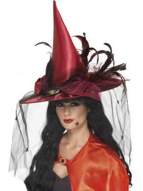 Deluxe Rode Heksenhoed met Veren, Sluier en Spinnen. Combineer deze hoed met onze bovenstaande Heksen Cape om de look compleet te maken.