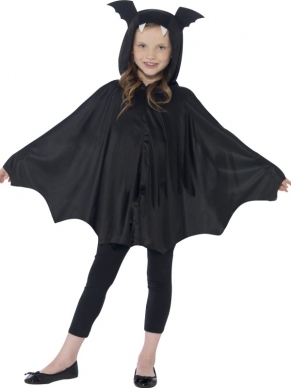 Zou jij ook wel ondersteboven willen slapen, net als een vleermuis? Misschien lukt het in dit Bat Halloween Kostuum! Het kostuum bestaat uit een zwarte cape in de vorm van een vleermuis met capuchon. Ook voor verschillende accessoires om je outfit compleet te maken kun je bij ons terecht.
S/M 4-8 JaarM/L 8-12 Jaar