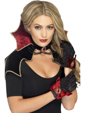 Maak je vampier outfit voor Halloween compleet met deze Fever Halloween Vamp Kit! De kit bestaat uit een zwarte cape met bordeauxrode opstaande kraag en zwarte handschoentjes met bordeauxrode strik.