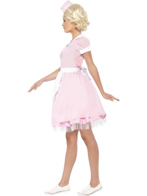 50's Diner Girl Kostuum - het kostuum bestaat uit een lichtroze jurk tot net boven de knie met korte mouwen en aangehecht met schortje en een bijpassend hoedje. Om de outfit compleet te maken kun je ook verschillende pruiken en andere accessoires bij ons bestellen.