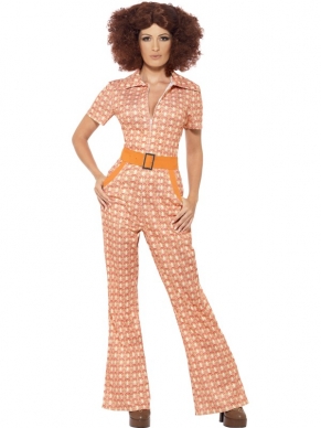 Authentic 70's Dames Kostuum - het kostuum bestaat uit een oranje jumpsuit met korte mouwen, uitlopende pijpen, print en oranje riem. Helemaal leuk: wij verkopen ook eenzelfde mannenkostuum, dus ga verkleed als koppel! Om de outfit compleet te maken kun je ook verschillende pruiken en andere accessoires bij ons bestellen.