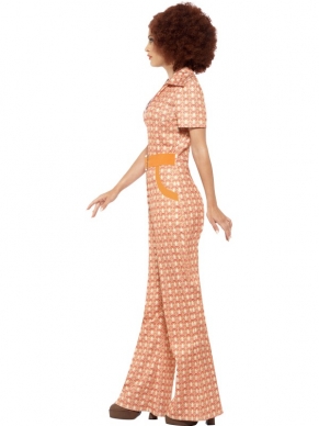 Authentic 70's Dames Kostuum - het kostuum bestaat uit een oranje jumpsuit met korte mouwen, uitlopende pijpen, print en oranje riem. Helemaal leuk: wij verkopen ook eenzelfde mannenkostuum, dus ga verkleed als koppel! Om de outfit compleet te maken kun je ook verschillende pruiken en andere accessoires bij ons bestellen.