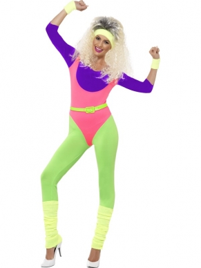 80's Work Out Kostuum - het kostuum bestaat uit een jumpsuit met paarse top, roze body, groene panty en gele beenwarmers. Ook de gele haar- en polsbandjes zijn bij het kostuum inbegrepen. Om de outfit compleet te maken kun je ook verschillende pruiken en andere accessoires bij ons bestellen.