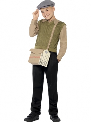 Evacuee Boy Kinder Kostuum - gevluchte jongenskostuum, inclusief bruine blouse met aangehechte groene trui, grijze pet en bruine tas met label.