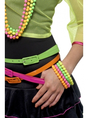 Verschillende Neon gekleurde kralen armbanden.