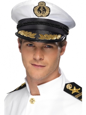 Witte Kapiteins hoed met gouden details.