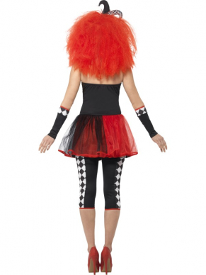 Dit Gekke Twisted Harlekiijn Clown Dames Verkleedkleding is heel veelzijdig. Met vrolijke, gekke make-up schink is het een leuk gek kostuum maar je kan er met onze horror schmink ook een horror twisted harlekijn van maken met veel bloed en nepwonden. Inbegrepen is de jurk met tutu rok, legging, handschoenen, kraag en haarband met typerend hoedje. Compleet verkleedkostuum voor halloween, carnaval en themafeesten. De pruik verkopen we los in onze winkel. 