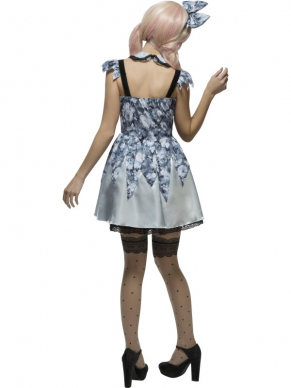 Fever Broken Doll Annie Retro Verkleedkleding. Inbegrepen is het lichtgrijze jurkje met bloemenprint en kanten randje, de losse kraag en de haarband. Met een van onze schmink setjes maak je de look helemaal af. 