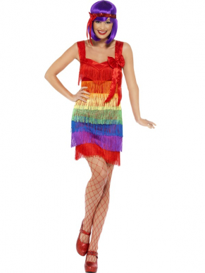 Hier word je toch gewoon heel erg vrolijk van. Flapper jurkje in de kleuren van de regen boog met een bijpassende rode glitter haarband met veer. Draag met een van onze geweldige pruiken en net panty en je bent helemaal in stijl! Met deze vrolijke verkleedkleding kan je echt alle kanten op. Val lekker op tijdens een 1920's Charlston themafeest of tover een lach op iedereens gezicht tijdens Carnaval of Gay Pride. 