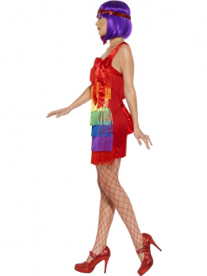 Hier word je toch gewoon heel erg vrolijk van. Flapper jurkje in de kleuren van de regen boog met een bijpassende rode glitter haarband met veer. Draag met een van onze geweldige pruiken en net panty en je bent helemaal in stijl! Met deze vrolijke verkleedkleding kan je echt alle kanten op. Val lekker op tijdens een 1920's Charlston themafeest of tover een lach op iedereens gezicht tijdens Carnaval of Gay Pride. 
