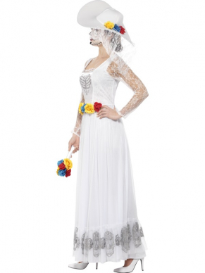 Day of the Dead Skeleton Bride Horror Bruid Kostuum. Mooie witte jurk met kant en doodskoppen en bloemen, boeket van dezelfde bloemen en hoed. Maak de look helemaal af met een van onze schmink setjes. Prachtige look voor Carnaval, Halloween of andere themafeesten. 