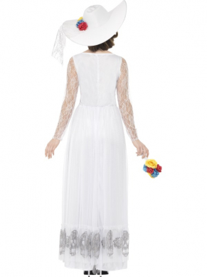 Day of the Dead Skeleton Bride Horror Bruid Kostuum. Mooie witte jurk met kant en doodskoppen en bloemen, boeket van dezelfde bloemen en hoed. Maak de look helemaal af met een van onze schmink setjes. Prachtige look voor Carnaval, Halloween of andere themafeesten. 