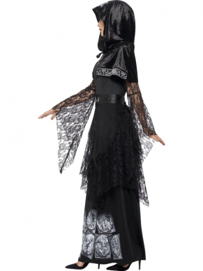Wat een mooi kostuum met veel details en kant. Leuk voor Carnaval of Halloween: Black Magic Zwarte Magie Dames Verkleedkleding. Ingebrepen is de lange zwarte jurk met kanten mouwen en kanten details, de riem en de cape. Met onze schmink en make-up setjes maak je de look helemaal af. We verkopen ook het bijpassende heren kostuum. 