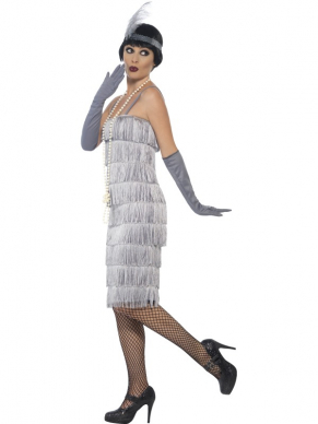Leuk Compleet zilver kostuum voor je 1920's Charlston Flapper feest: zilveren halflange flapper jurk met franjes, haarband met glitters en veer en de zilveren handschoenen. Maak je look compleet met een boa, netpanty en parelketting. Deze jurk is ook verkrijgbaar in andere kleuren. Leuke betaalbare verkleedkleding voor Carnaval, themafeesten, charlston flapper feest.