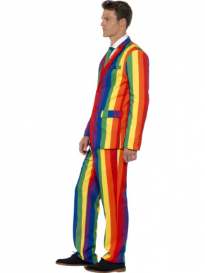 Geweldig vrolijk pak voor Carnaval of Gay pride: Over The Rainbow Hip Herenpak. Inbegrepen is de all-over print broek, het colbert jasje en de stropdas. Geen saaie pakken meer naar je feestjes of je werk? Met onze nieuwe hippe geprinte herenpakken valt u gegarandeerd op. De pakken vallen redelijk groot uit, bij twijfel adviseren wij de kleinere maat te kiezen