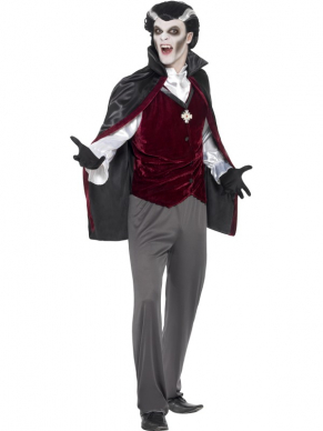 Geweldig compleet kostuum voor Halloween of Carnaval: Vampier Dracula Heren Halloween Kostuum. Inbegrepen is de grijze broek, het shirt met het giletje er aan vast, cape met medaillon en de handschoenen. Koop er vampieren tanden bij en een van onze schmink setjes en je bent klaar voor jouw themafeest. 