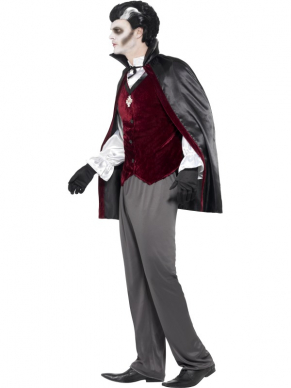Geweldig compleet kostuum voor Halloween of Carnaval: Vampier Dracula Heren Halloween Kostuum. Inbegrepen is de grijze broek, het shirt met het giletje er aan vast, cape met medaillon en de handschoenen. Koop er vampieren tanden bij en een van onze schmink setjes en je bent klaar voor jouw themafeest. 