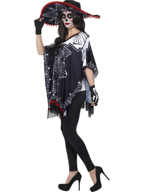 Day of the Dead Bandit Kostuum, hét perfectie outfit voor een Halloween feestje. Dit kostuum bestaat uit de poncho, sombrero en de handschoenen en is te dragen voor zowel heren als dames. Combineer dit op een zwarte broek en je bent klaar om te feesten. Wil je echt uitblinken kies dan voor bijpassende schmink of een masker.