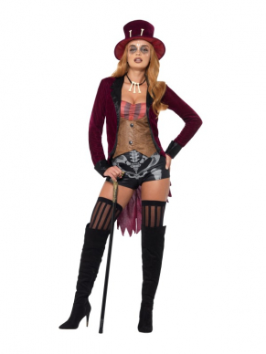 Fever Voodoo kostuum, bestaande uit een mooi zwart/rood jasje met top en korte broek. Om het kostuum af te maken zijn ook de hoed en halsketting inbegrepen. Leuk voor een Thema feestje of Halloween.