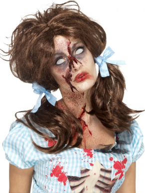 Draag deze Bruine Zombie Bloody Country Girl Pruik in combinatie met één van onze horror kostuums tijdens Halloween.