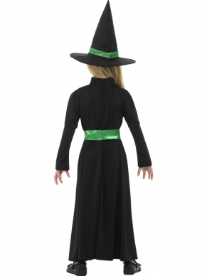 Dit Wicked Witch Kostuum voor meiden bestaat uit een lange zwarte jurk afgezet met een groene riem en een Hoed die eveneens afgezet is met een groen lint.