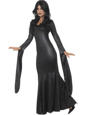 Altijd al onsterfelijk willen zijn?? Het kan tijdens Halloween met dit zwarte Immortal Vampiress Kostuum. Om dit kostuum af te maken verkopen wij ook bijpassende pruiken.