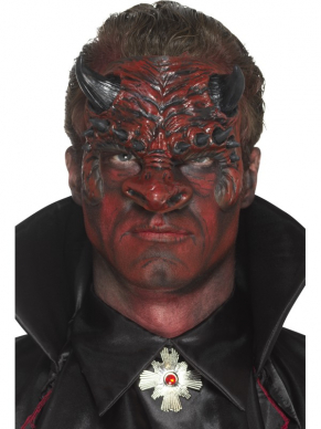 Maak jouw Duivelskostuum nu nog realistischer met deze zelfklevende Foam Latex Devil Head Prosthetic.