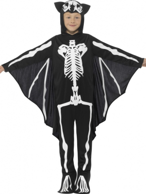 Steel de show tijdens Halloween of Carnaval met dit geweldige Bat Skeleton Kostuum. Dit kostuum bestaat uit een zwart/witte jumpsuit met capuchon en aanhangende vleugels voor een echt vleermuis effect.