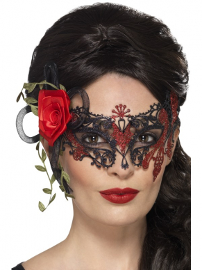 Maak jouw Day of the Dead Kostuum compleet met dit Day of the Dead Metal Filigree Oogmasker.het masker is zwart versierd met rode roosjes voor een prachtige uitstraling.
